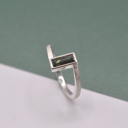 Silberner Ring mit einem rechteckigen, dunkelgrünen Turmalin
