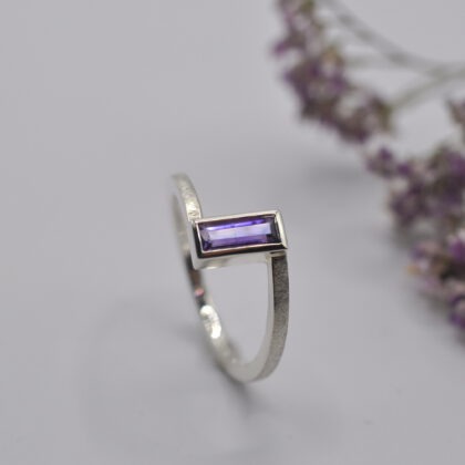 Silberner Ring mit violettem Amethyst in rechteckigem Schliff