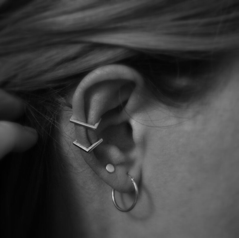 Ohr mit zwei Earcuffs "Ausgespart" aus Silber