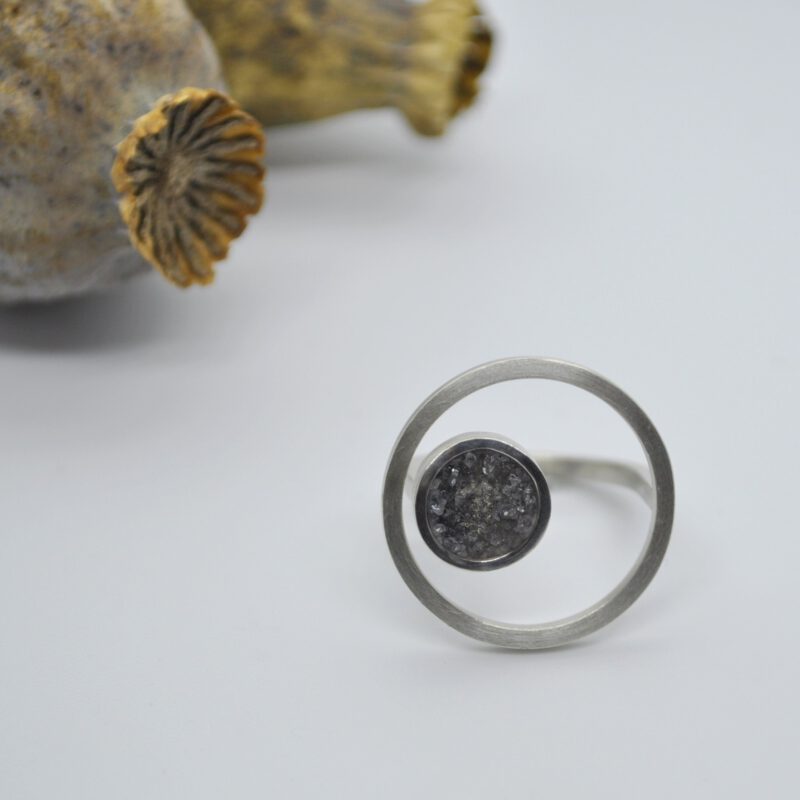 Ring "Eingerahmt" aus Silber mit Achatkristall von vorne