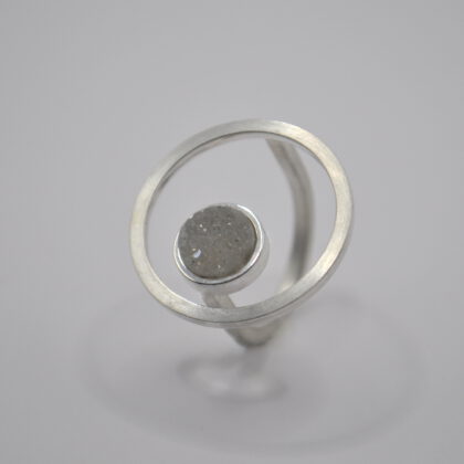 Ring mit Kreis aus Silber und weißem Kristall.