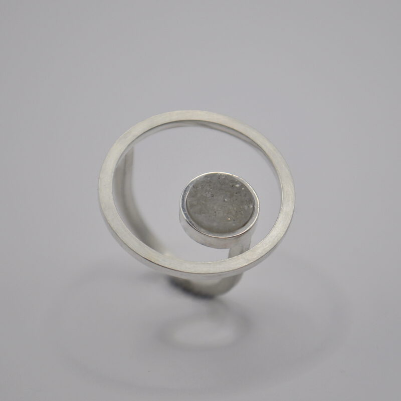 Ring mit Kreis aus Silber und weißem Kristall.