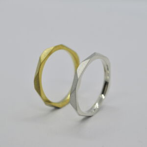 Zwei Ringe "Verkantet" aus Silber und Gold, Nahaufnahme