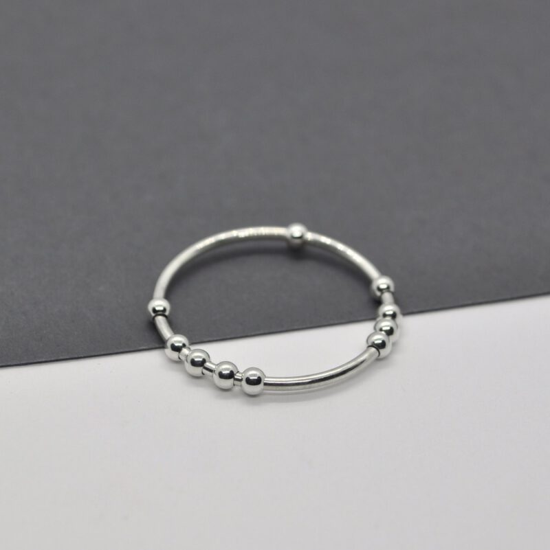 Anxiety Ring, Silberring "Ausgespielt" mit glatten Kugeln von oben