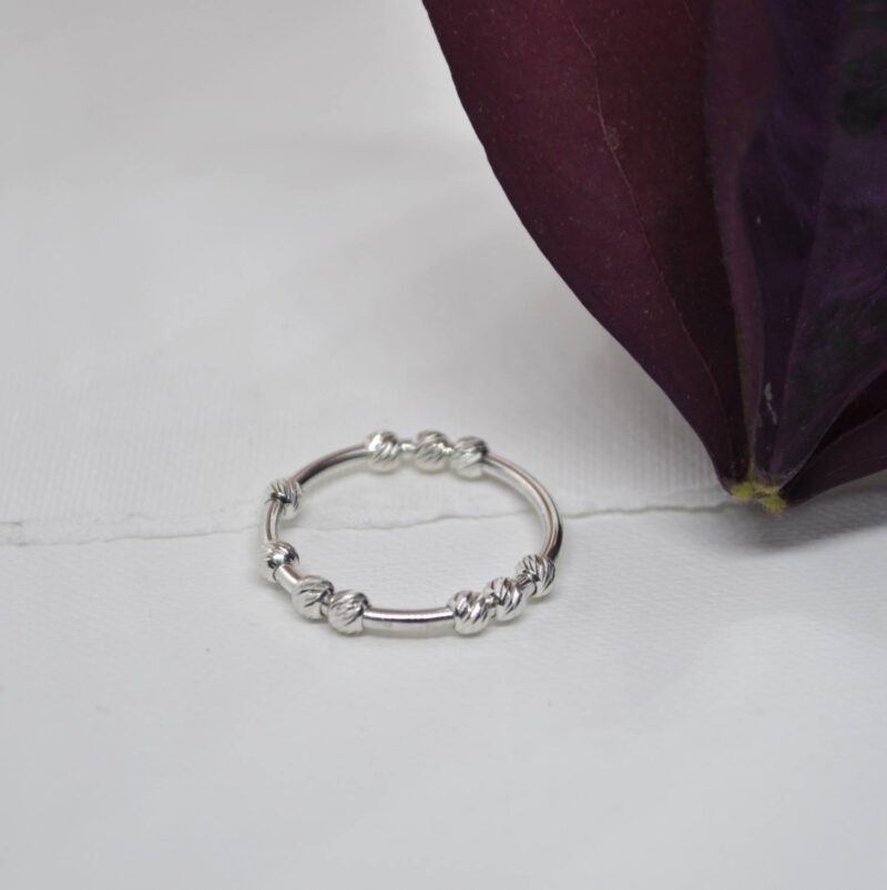 Anxiety Ring, Silberring "Ausgespielt" mit 10 diamantierten Kugeln von oben2