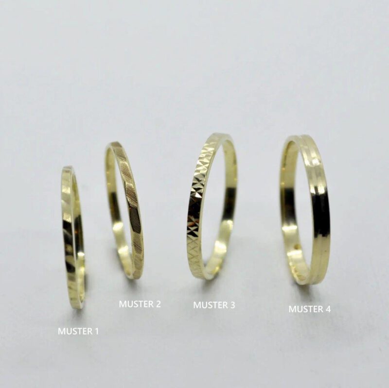 Zarte Ringe mit filigranem Muster aus 333 Gelbgold. Mit Beschriftung