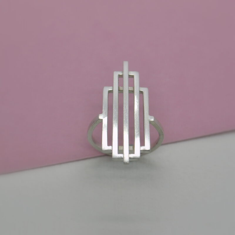 Silberner Art Deco Ring auf rosa Untergrund