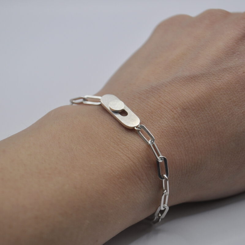 Armband mit Knopflochverschluss aus Silber an einem Arm