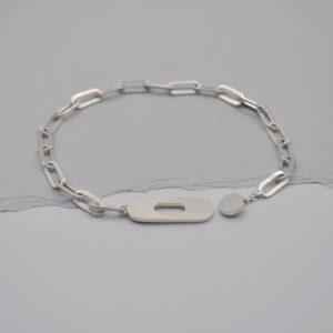 Offenes Armband aus ovalen Elementen mit Knopflochverschluss