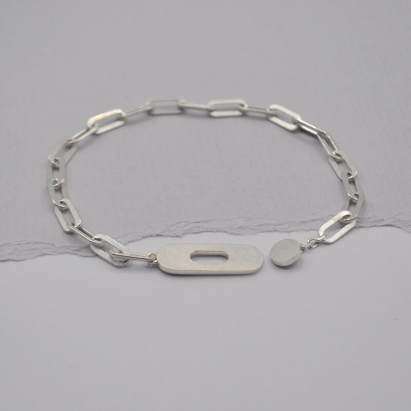 Offenes Armband aus ovalen Elementen mit Knopflochverschluss