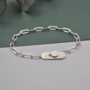Silbernes Armband mit Knopflochverschluss aus ovalen Ösen