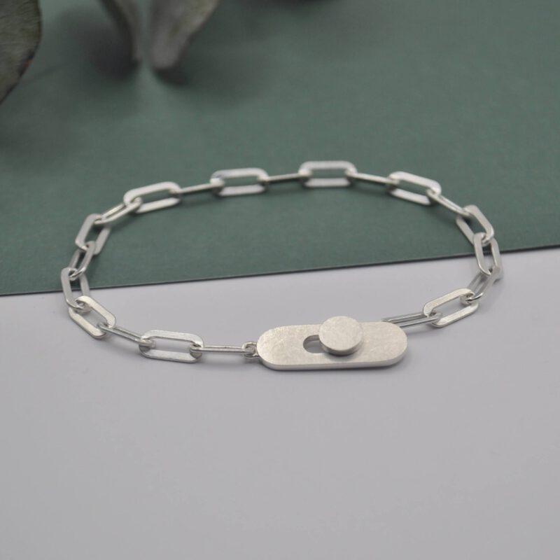 Silbernes Armband mit Knopflochverschluss aus ovalen Ösen