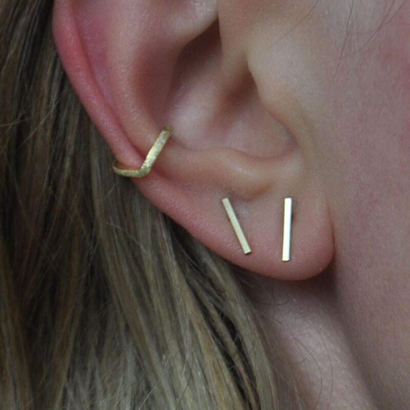 Earcuffs und Ohrstecker am Ohr