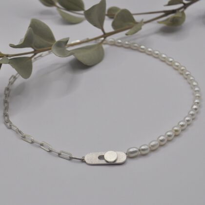 Collier, halb aus weißen Süßwasserperlen und halb aus einer ovalen Ankerkette aus Silber