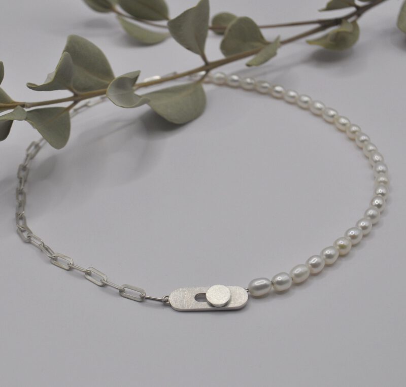 Collier, halb aus weißen Süßwasserperlen und halb aus einer ovalen Ankerkette aus Silber