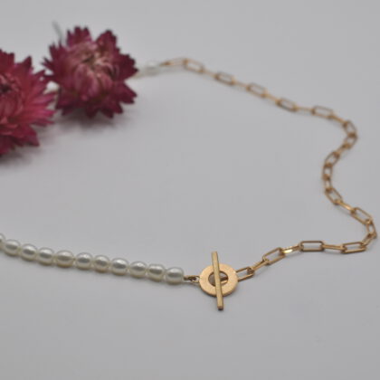 Perlenkette, die zur Hälfte aus weißen Perlen und aus vergoldeter Silberkette mit ovalen Ösen