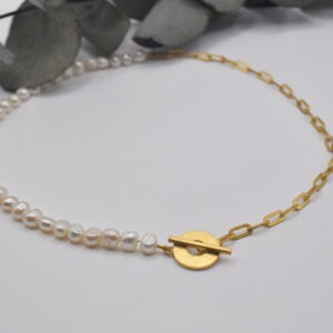 Perlenkette, die zur hälfte aus Süßwasserperlen und zur Hälfte aus einer vergoldeten, ovalen Silberkette besteht.