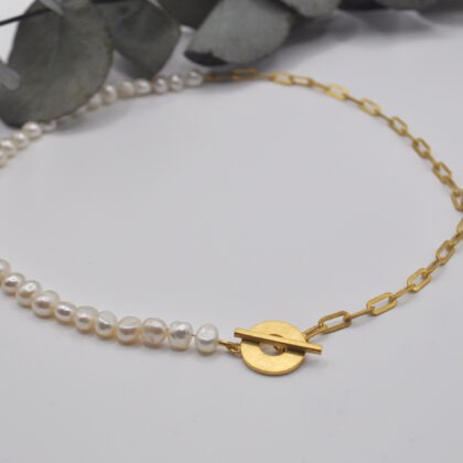 Perlenkette, die zur hälfte aus Süßwasserperlen und zur Hälfte aus einer vergoldeten, ovalen Silberkette besteht.