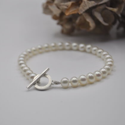Armband aus weißen Süßwasserperlen mit Knebelverschluss