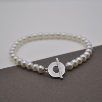 Armband aus weißen Süßwasserperlen mit Knebelverschluss