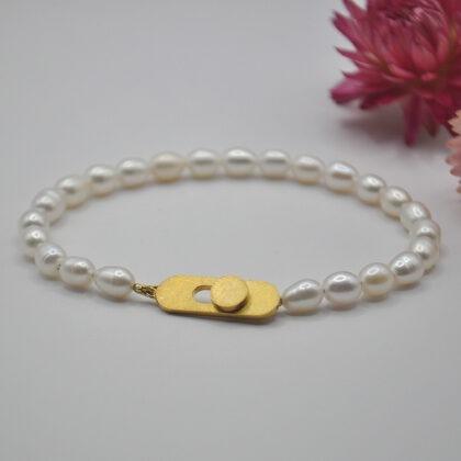 Armband aus weißen Süßwasserperlen mit einem Knopflochverschluss aus vergoldetem Silber