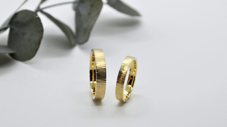 Trauringe aus Gold mit Hammerschlag