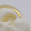 Nahaufnahme Earclimber "Gewandert" aus Gold an Silikonohr