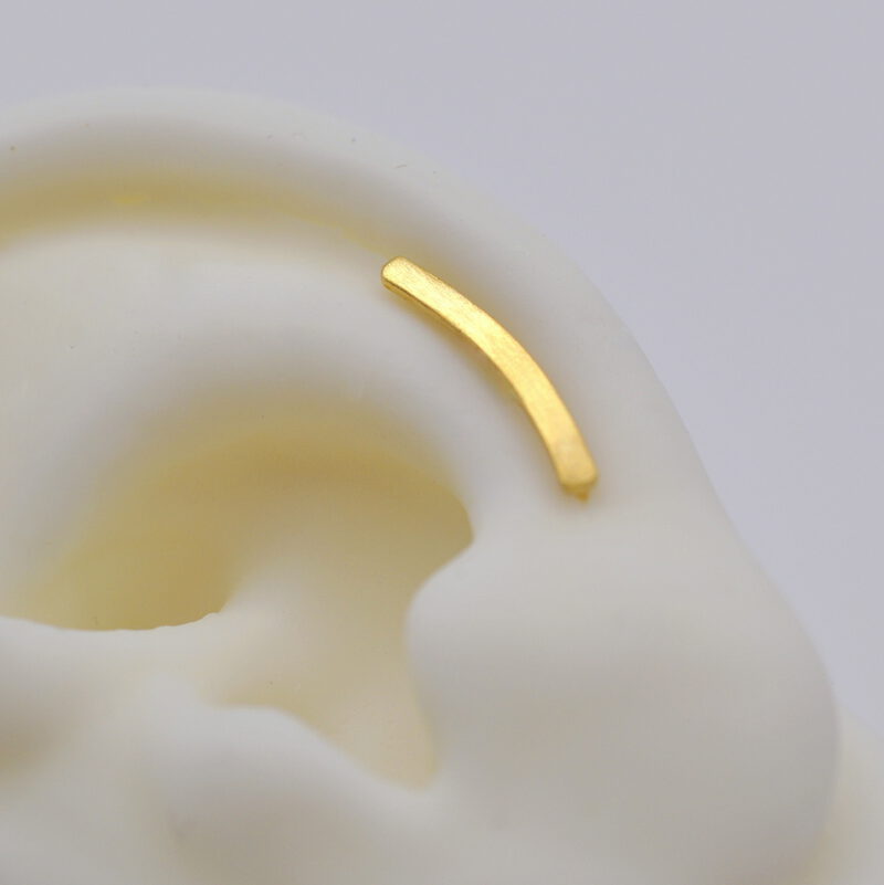 Nahaufnahme Earclimber "Gewandert" aus Gold an Silikonohr