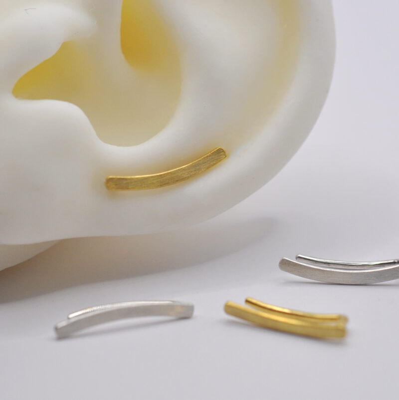 4 kurze Earclimber "Gewandert" in Silber und Gold von der Seite