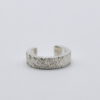 Nahaufnahme Earcuff "Flimmernd" aus Silber von der Seite