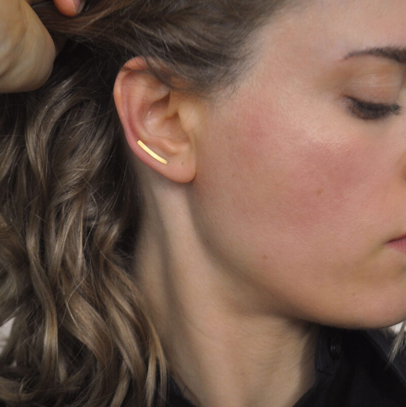 Kurzer, vergoldeter Earclimber am Ohr