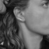 Frau mit mattiertem Earclimber aus Silber