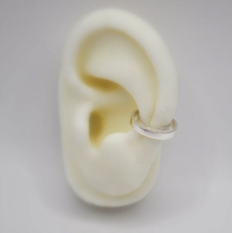 Silikonohr mit halbmondförmigem Earcuff "Kanalisiert" aus Silber von oben