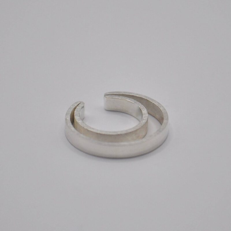 Halbmondförmigem Earcuff "Kanalisiert" aus Silber in Nahaufnahme