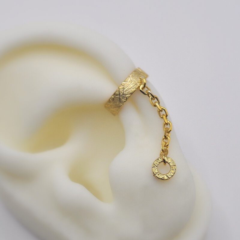 Silikonohr mit Earcuff "Verbunden" aus Gold mit Ankerkette und Ohrstecker von oben