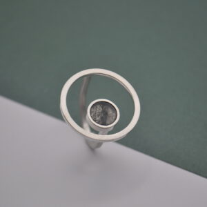 Ring "Eingerahmt" mit Rutilquarz von oben