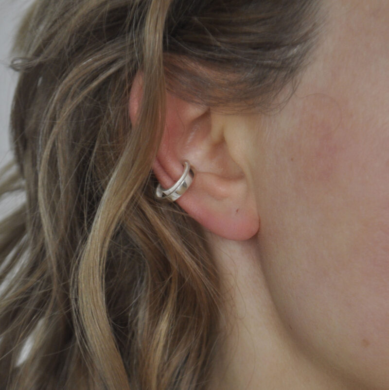Doppelter Earcuff aus Silber am Ohr