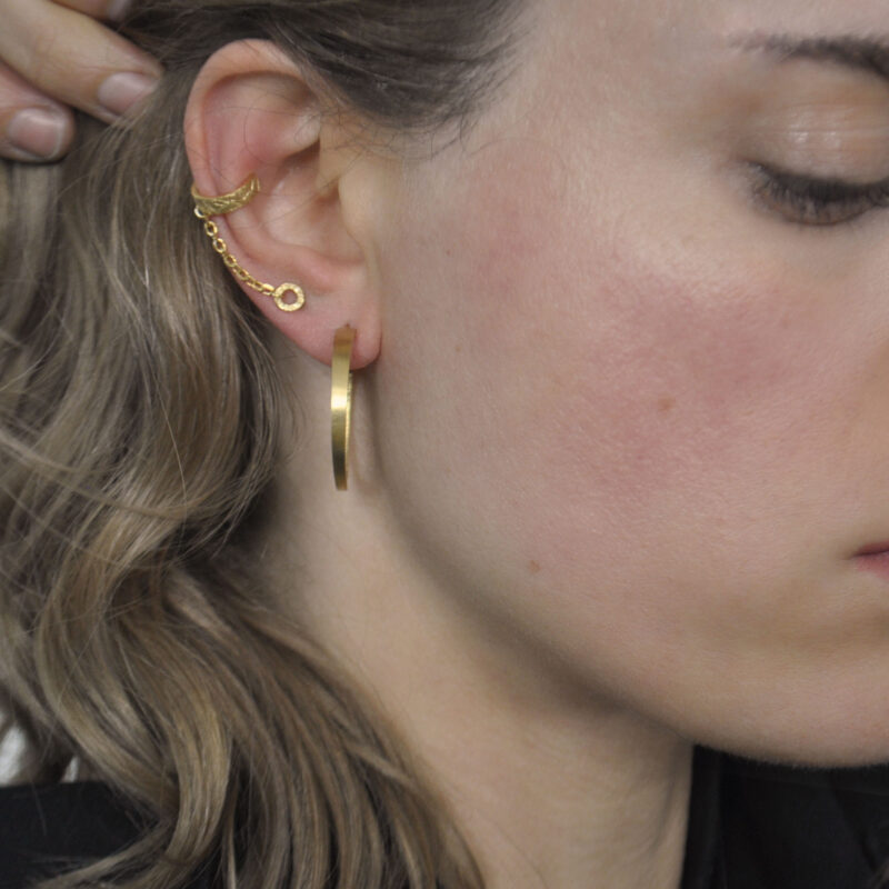Frau mit Ohrschmuck aus vergoldetem Silber, Earcuff und Creole