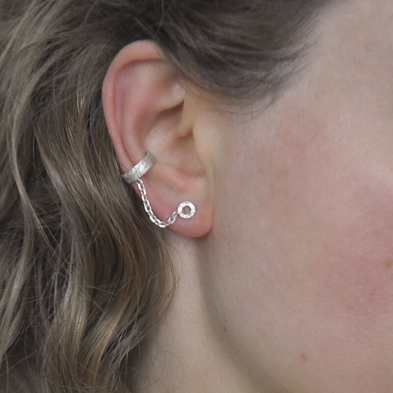 Earclimber mit verbundenem Stecker im Ohr