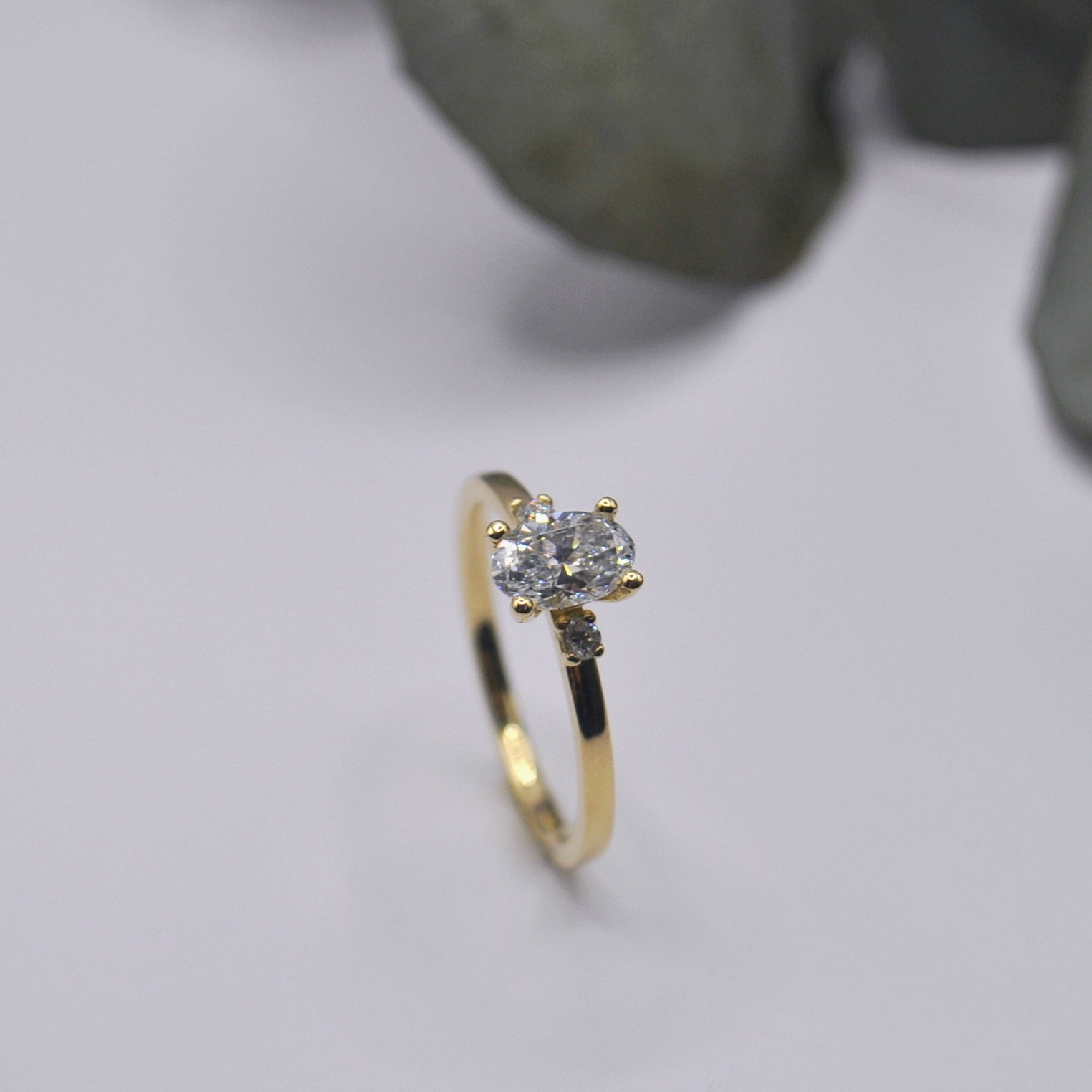 Verlobungsring mit ovalem Diamant mit zwei kleinen Brillanten