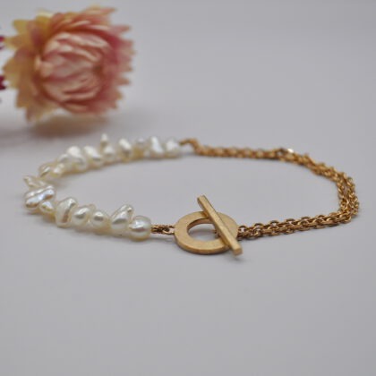 Armband, halb aus quer gebohrten, Süßwasserperlen und halb aus einer rotvergoldeten Ankerkette