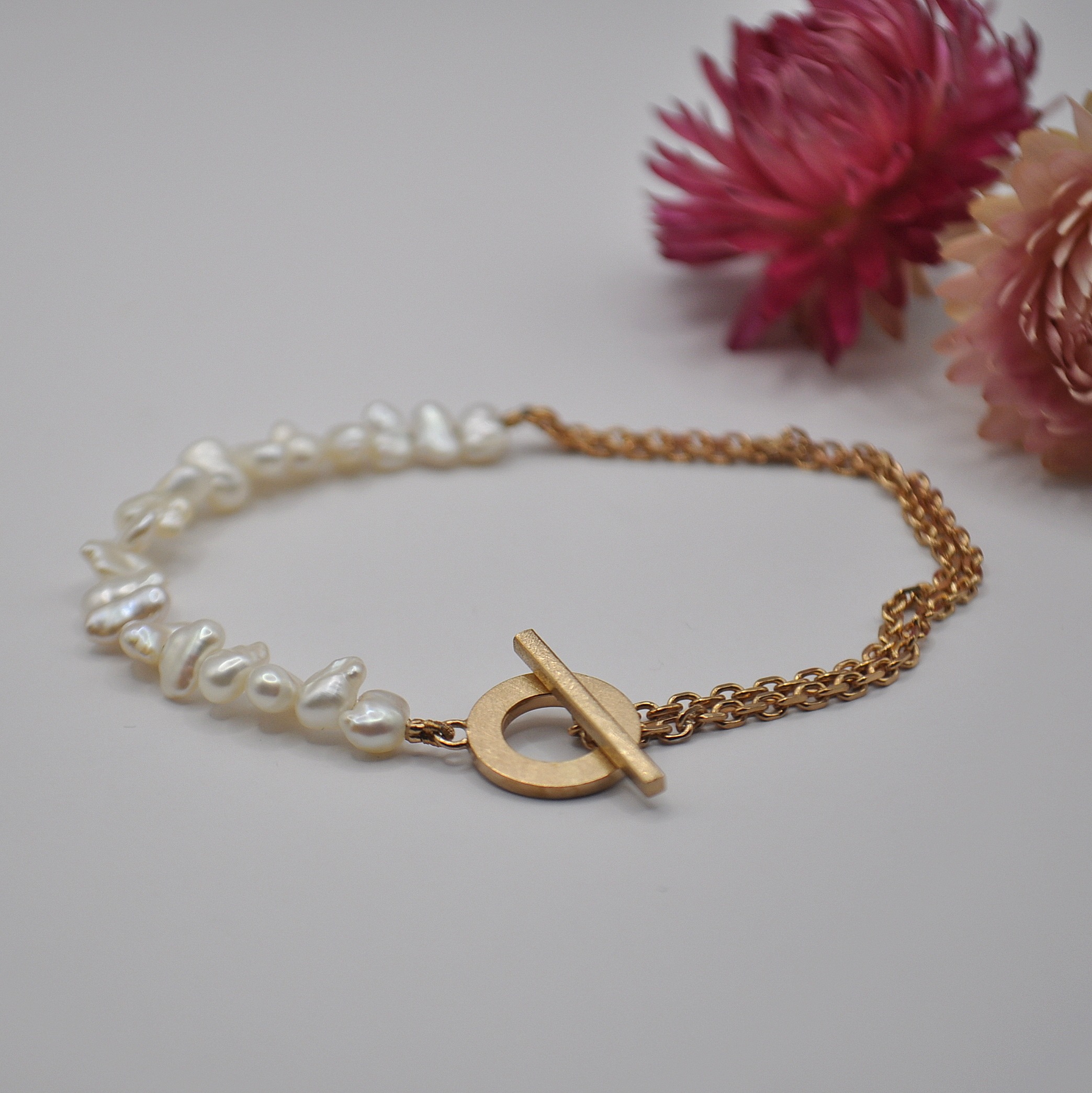 Armband, halb aus quer gebohrten, Süßwasserperlen und halb aus einer rotvergoldeten Ankerkette