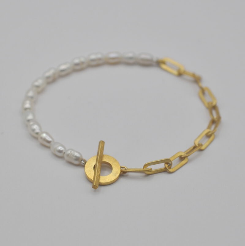 Vergoldetes Armband, das zur Hälfte aus Süßwasserperlen und zur Hälfte aus einer ovalen Ankerkette besteht