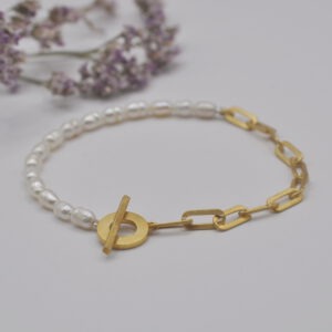 Vergoldetes Armband, das zur Hälfte aus Süßwasserperlen und zur Hälfte aus einer ovalen Ankerkette besteht