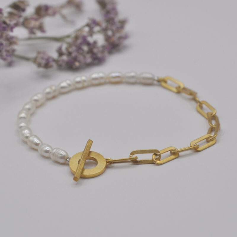 Vergoldetes Armband, das zur Hälfte aus Süßwasserperlen und zur Hälfte aus einer ovalen Ankerkette besteht