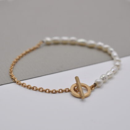 Armband, halb aus barocken, Süßwasserperlen und halb aus einer rotvergoldeten Ankerkette