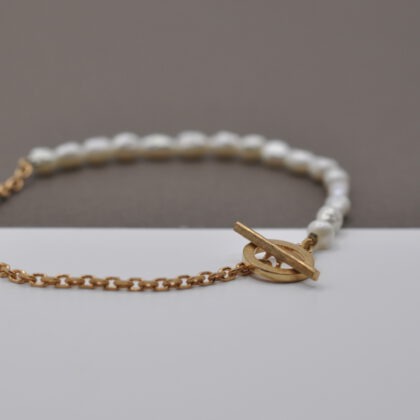 Armband, halb aus barocken, Süßwasserperlen und halb aus einer rotvergoldeten Ankerkette