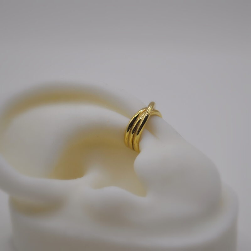 Silikonohr mit goldenem Earcuff