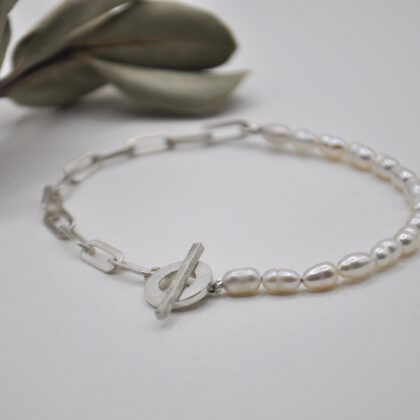 Armband halb aus Barocken Perlen und halb aus silberner Kette mit ovalen, großen Ösen