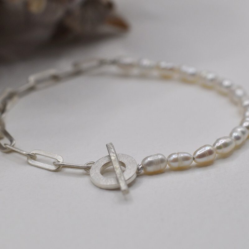 Armband halb aus Barocken Perlen und halb aus silberner Kette mit ovalen, großen Ösen